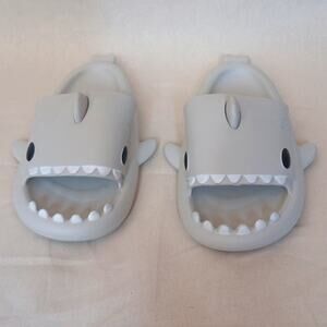 Light Grey shark slides Men size 7